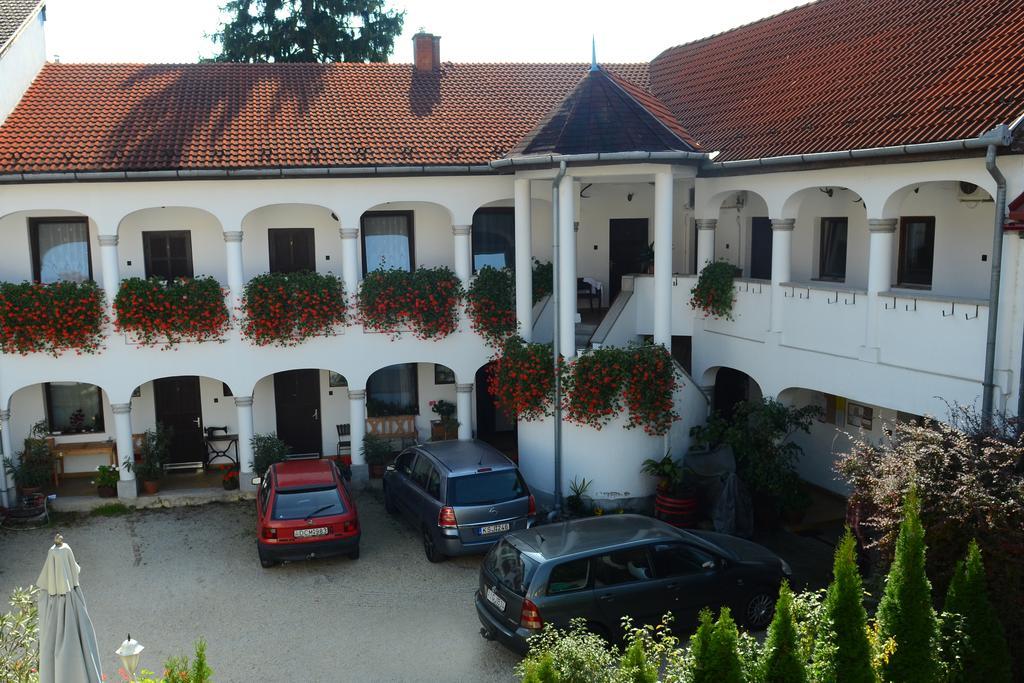 Eden Panzió Bed & Breakfast Eğri Dış mekan fotoğraf